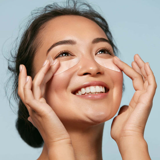 Frau mit Hydro Eye Pads von FRAUSCHMITZ Beauty – Anwendung