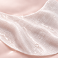 Makro eines getränkten SecondSkin-Vlieses mit Serum-Tröpfchen – FRAUSCHMITZ Beauty